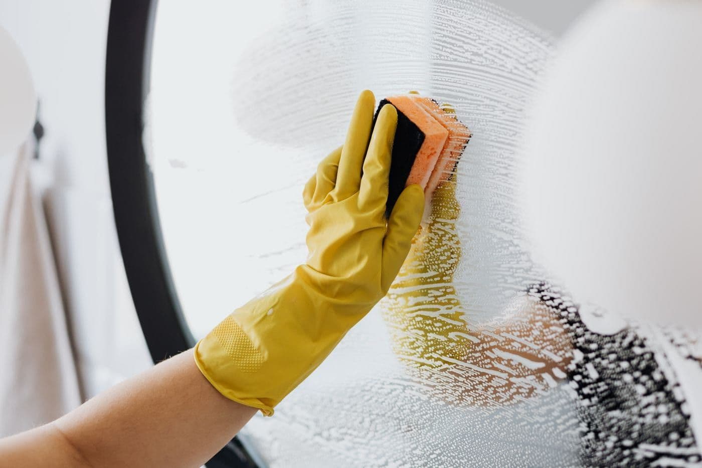 Mur récuré à l'éponge et à la mousse lors d'une remise en état