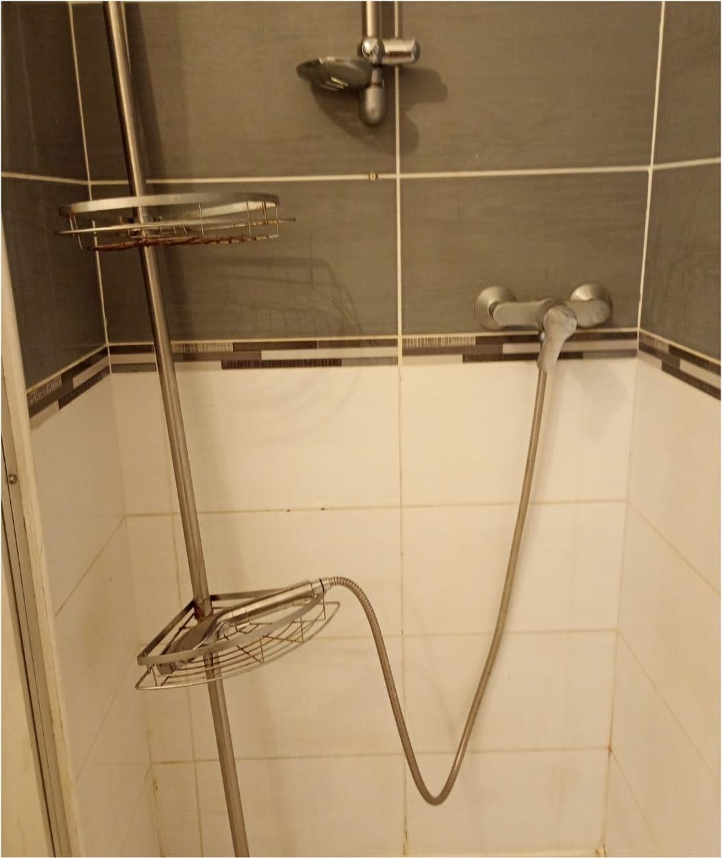 Cabine de douche voilée de calcaire avant intervention