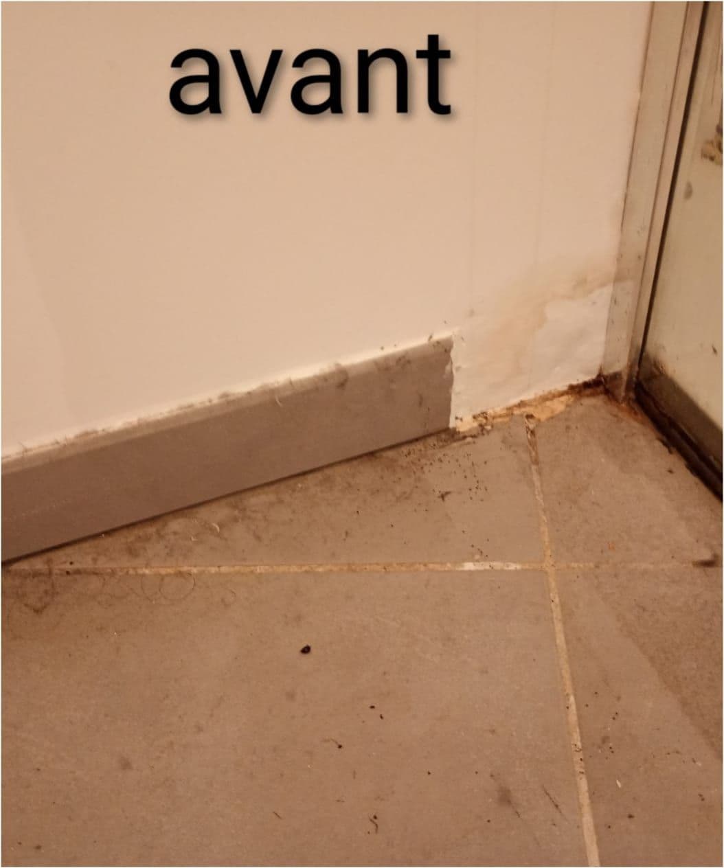 Angle de douche et plinthe encrassés avant intervention