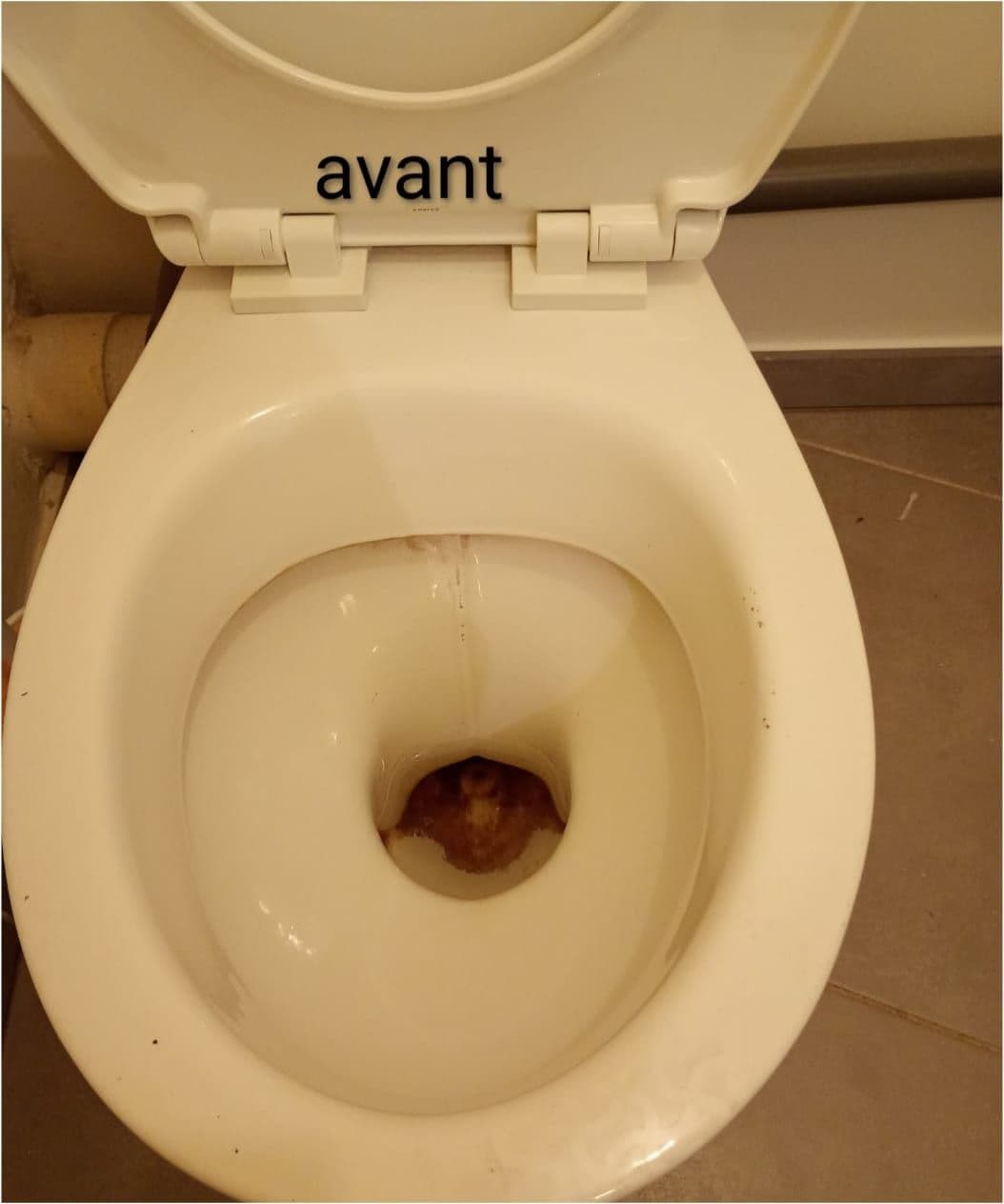 Cuvette de WC entartrée et souillée avant intervention