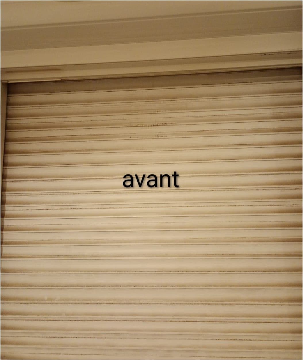 Volet roulant chargé de dépôts avant nettoyage